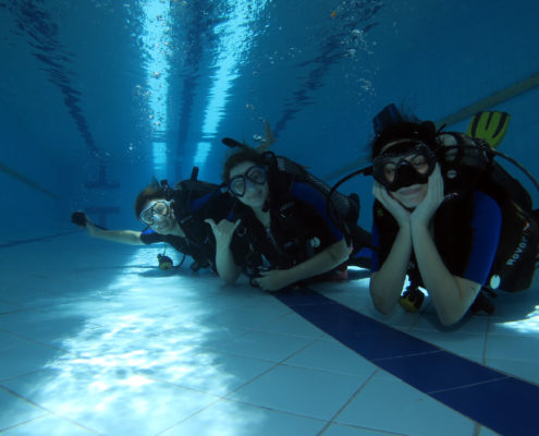 Alunas durante aulas de piscina curso básico de mergulho na Captain Dive.