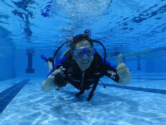 Aluno durante treinamento na piscina do curso de mergulho básico da Captain Dive.