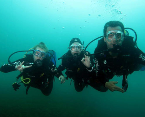 Alunos durante aulas de mar do curso de mergulho básico da Captain Dive.