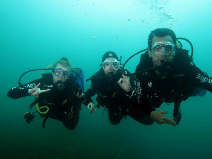 Alunos durante aulas de mar do curso de mergulho básico da Captain Dive.
